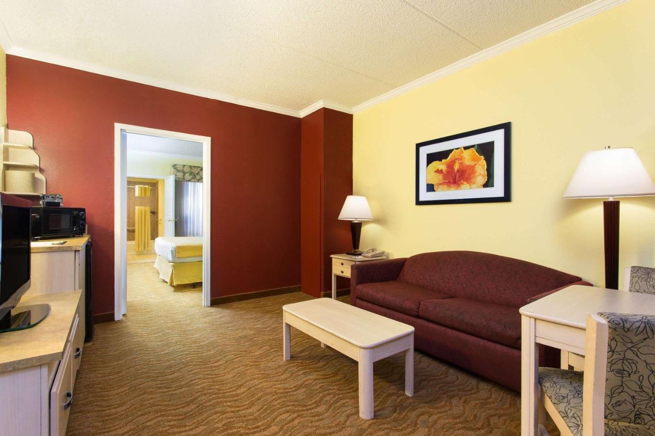 Baymont By Wyndham Tampa Near Busch Gardens Hotel Bagian luar foto