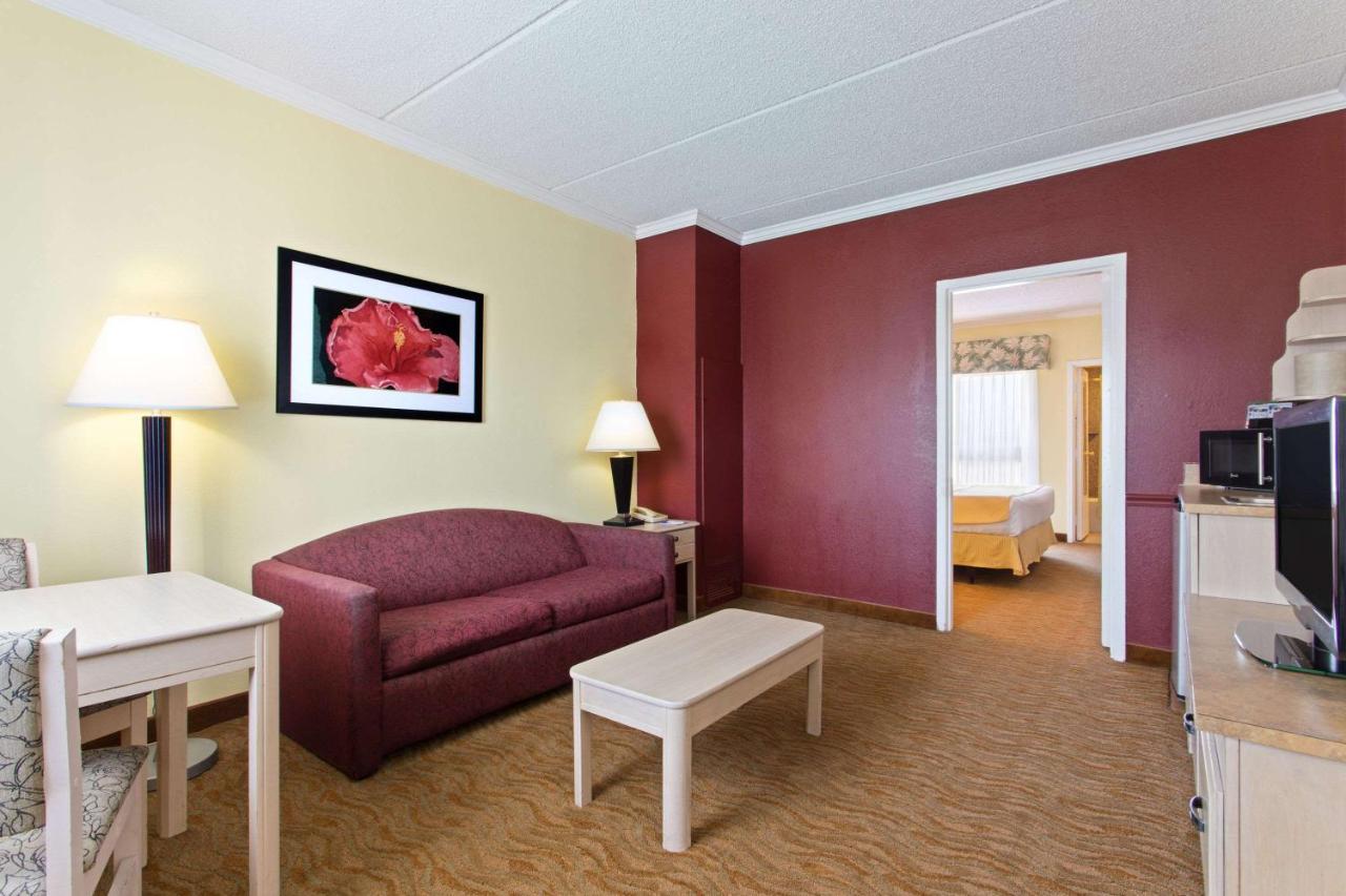 Baymont By Wyndham Tampa Near Busch Gardens Hotel Bagian luar foto