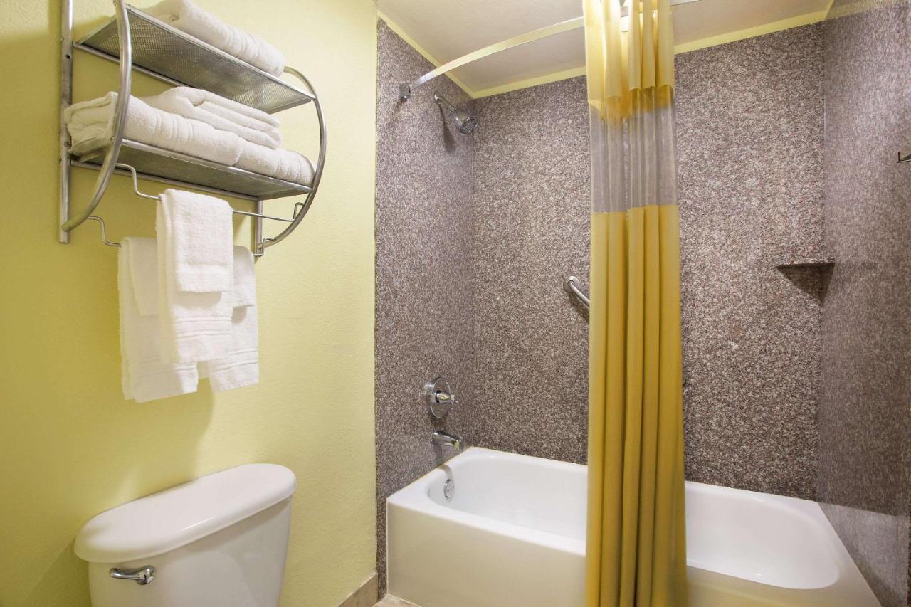 Baymont By Wyndham Tampa Near Busch Gardens Hotel Bagian luar foto