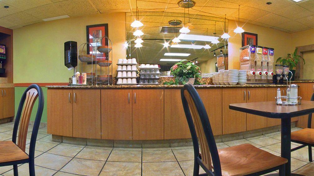 Baymont By Wyndham Tampa Near Busch Gardens Hotel Bagian luar foto