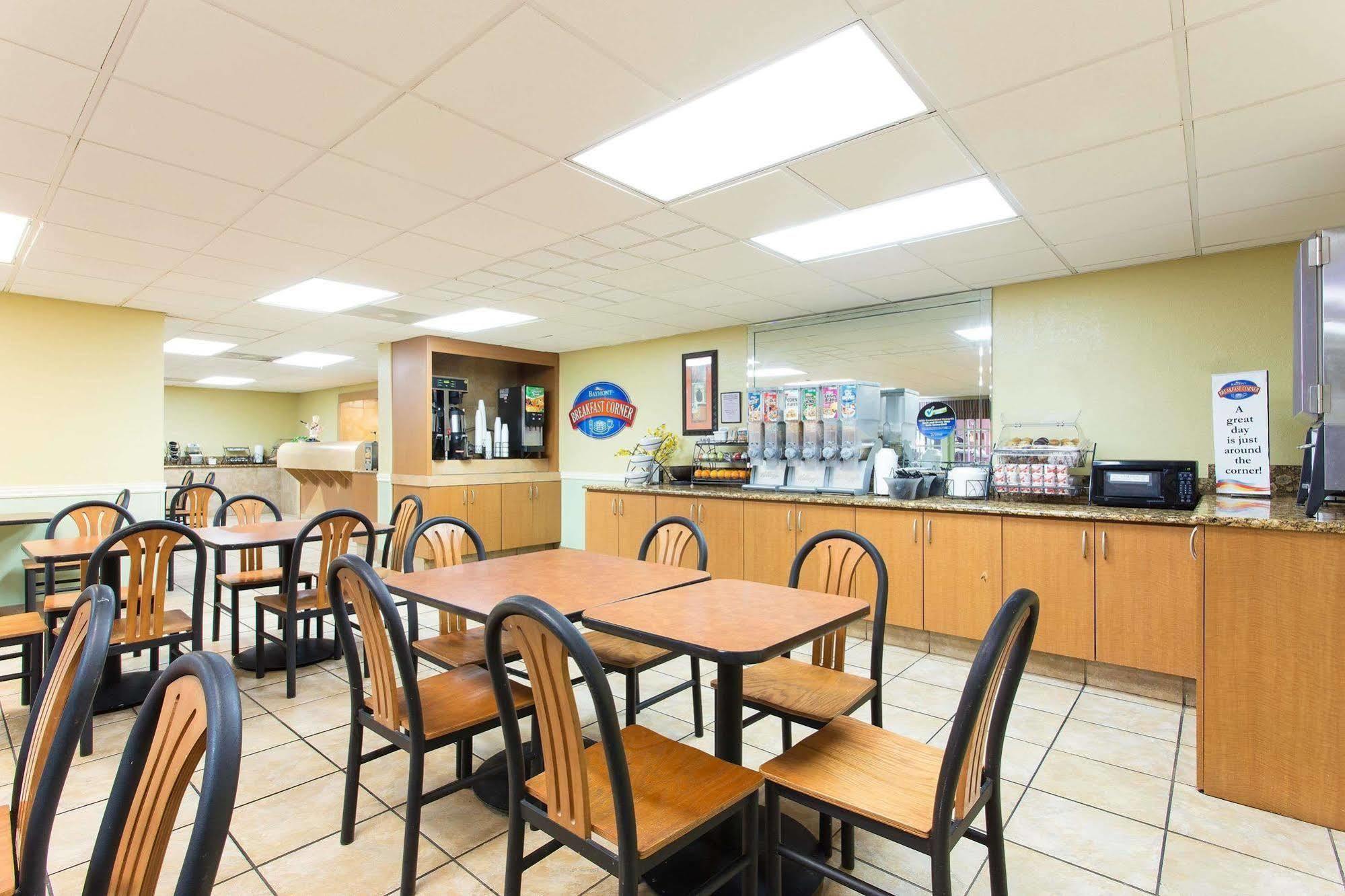 Baymont By Wyndham Tampa Near Busch Gardens Hotel Bagian luar foto