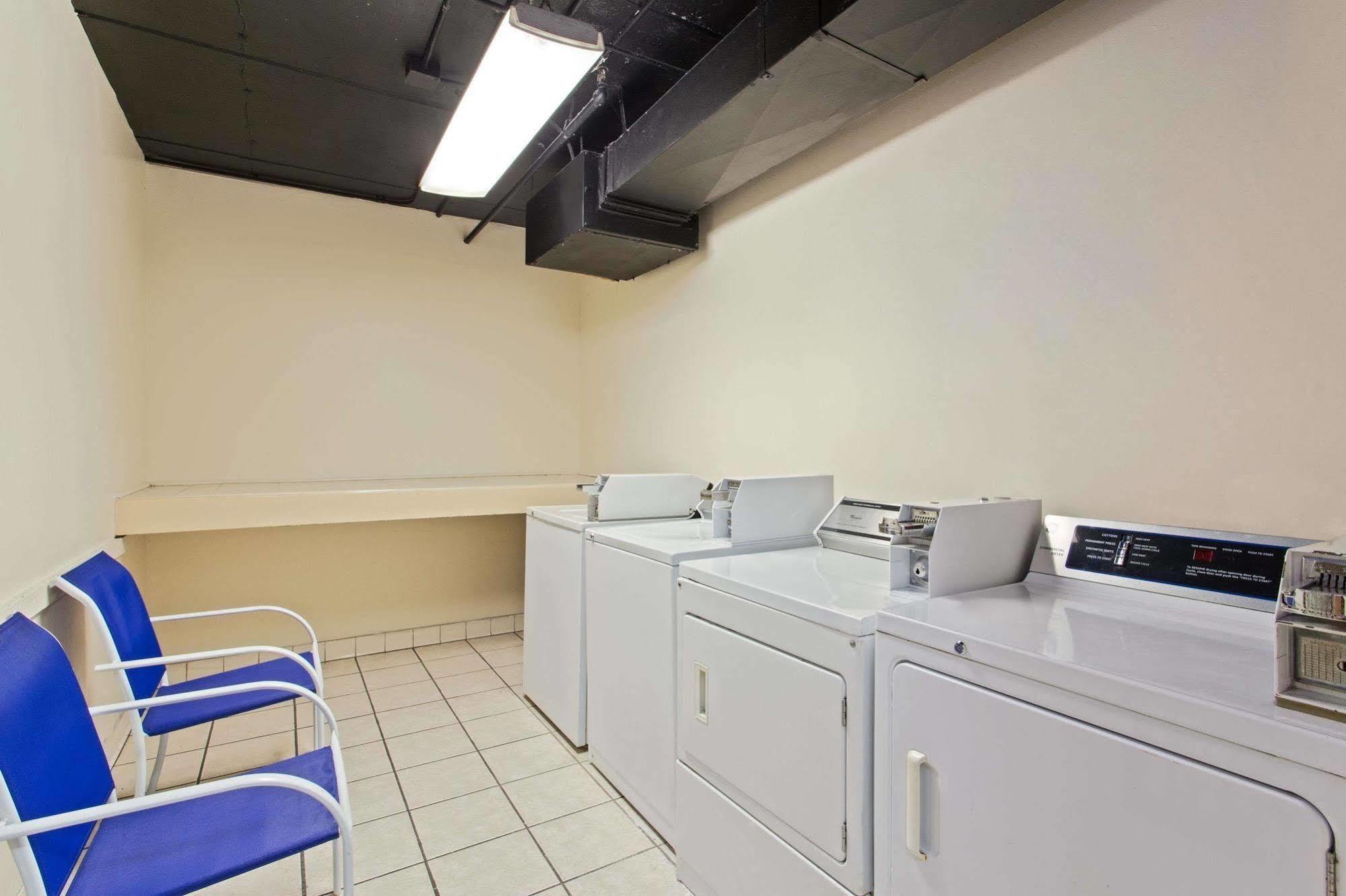 Baymont By Wyndham Tampa Near Busch Gardens Hotel Bagian luar foto
