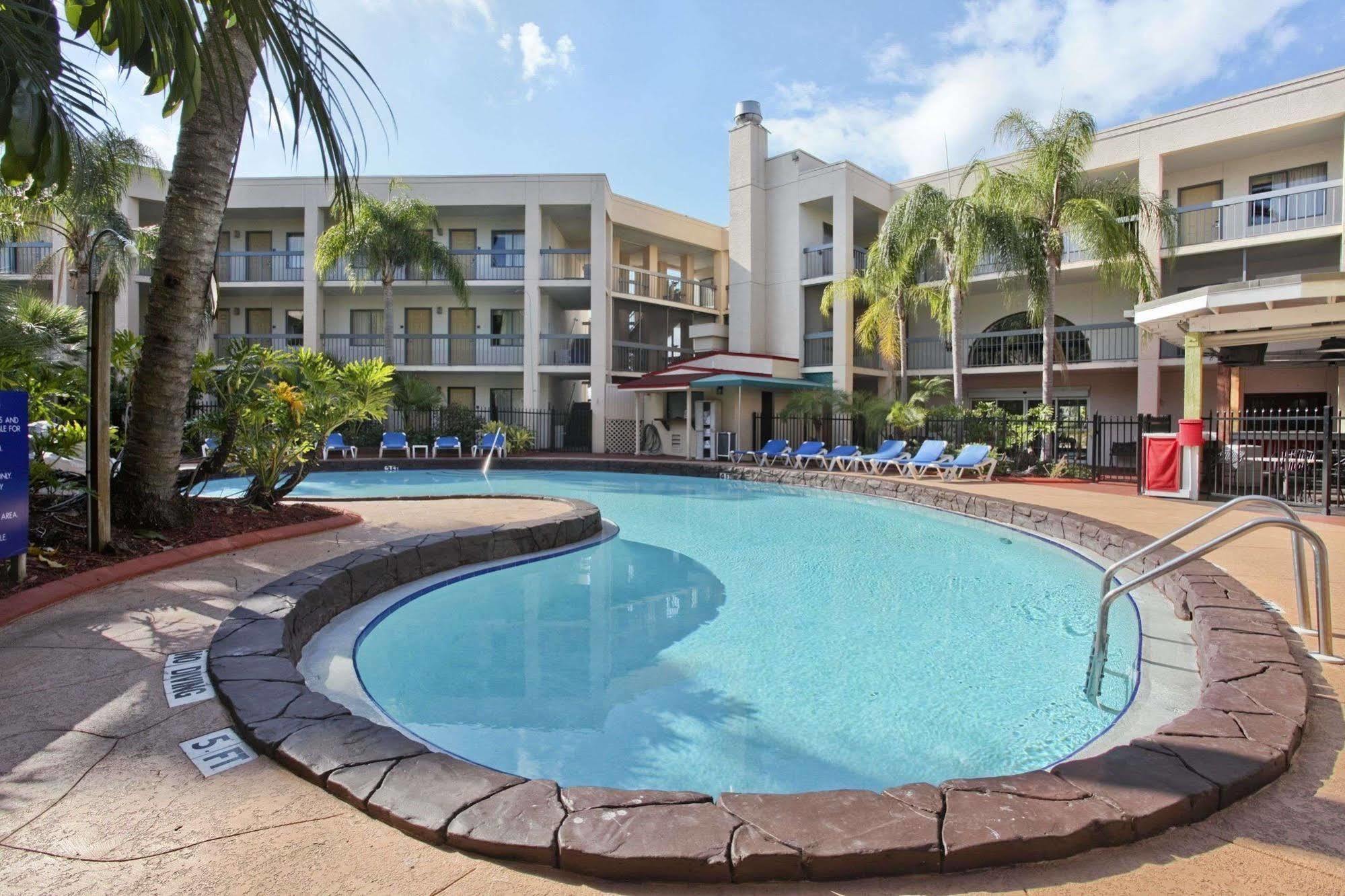 Baymont By Wyndham Tampa Near Busch Gardens Hotel Bagian luar foto