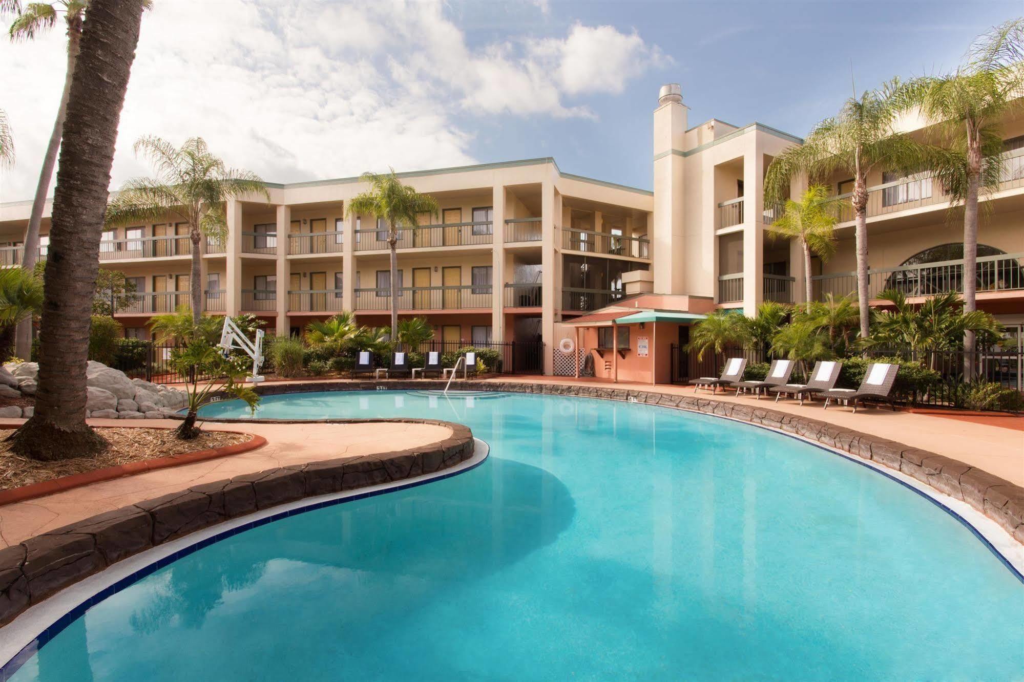 Baymont By Wyndham Tampa Near Busch Gardens Hotel Bagian luar foto