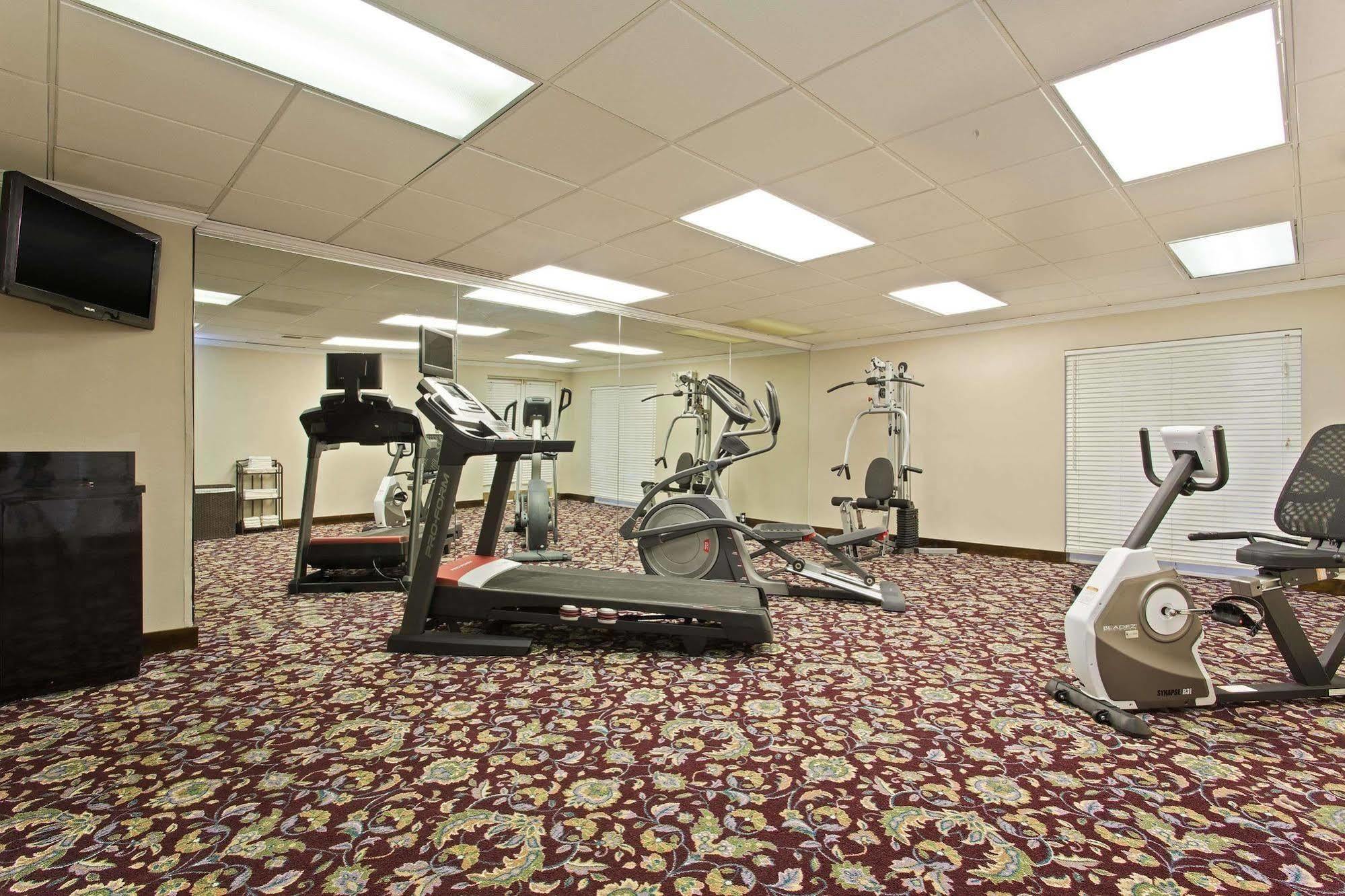 Baymont By Wyndham Tampa Near Busch Gardens Hotel Bagian luar foto
