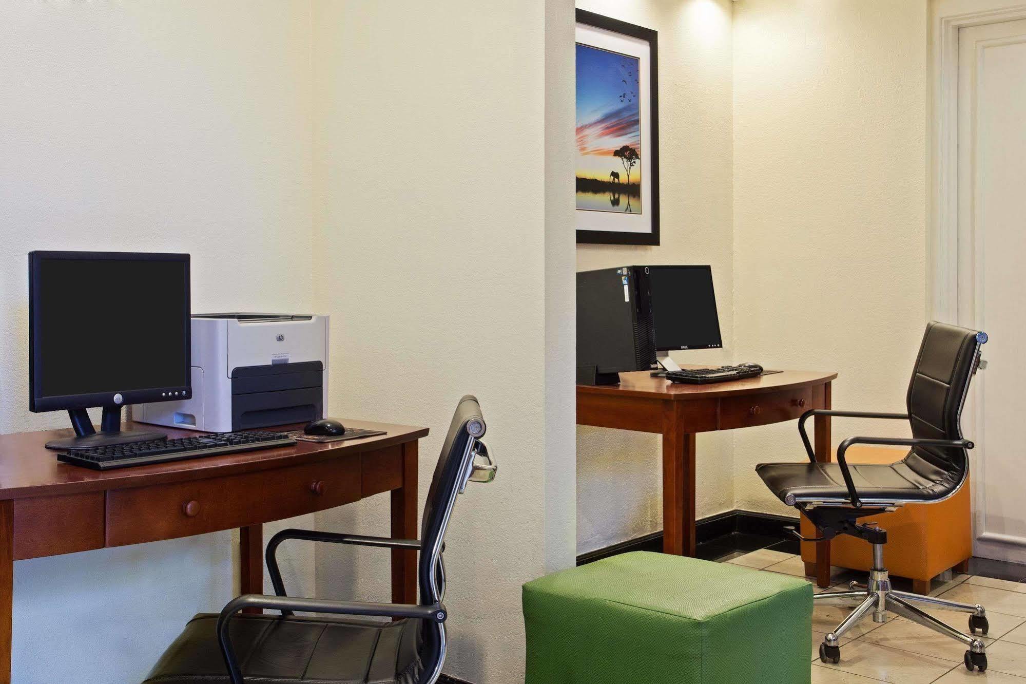 Baymont By Wyndham Tampa Near Busch Gardens Hotel Bagian luar foto