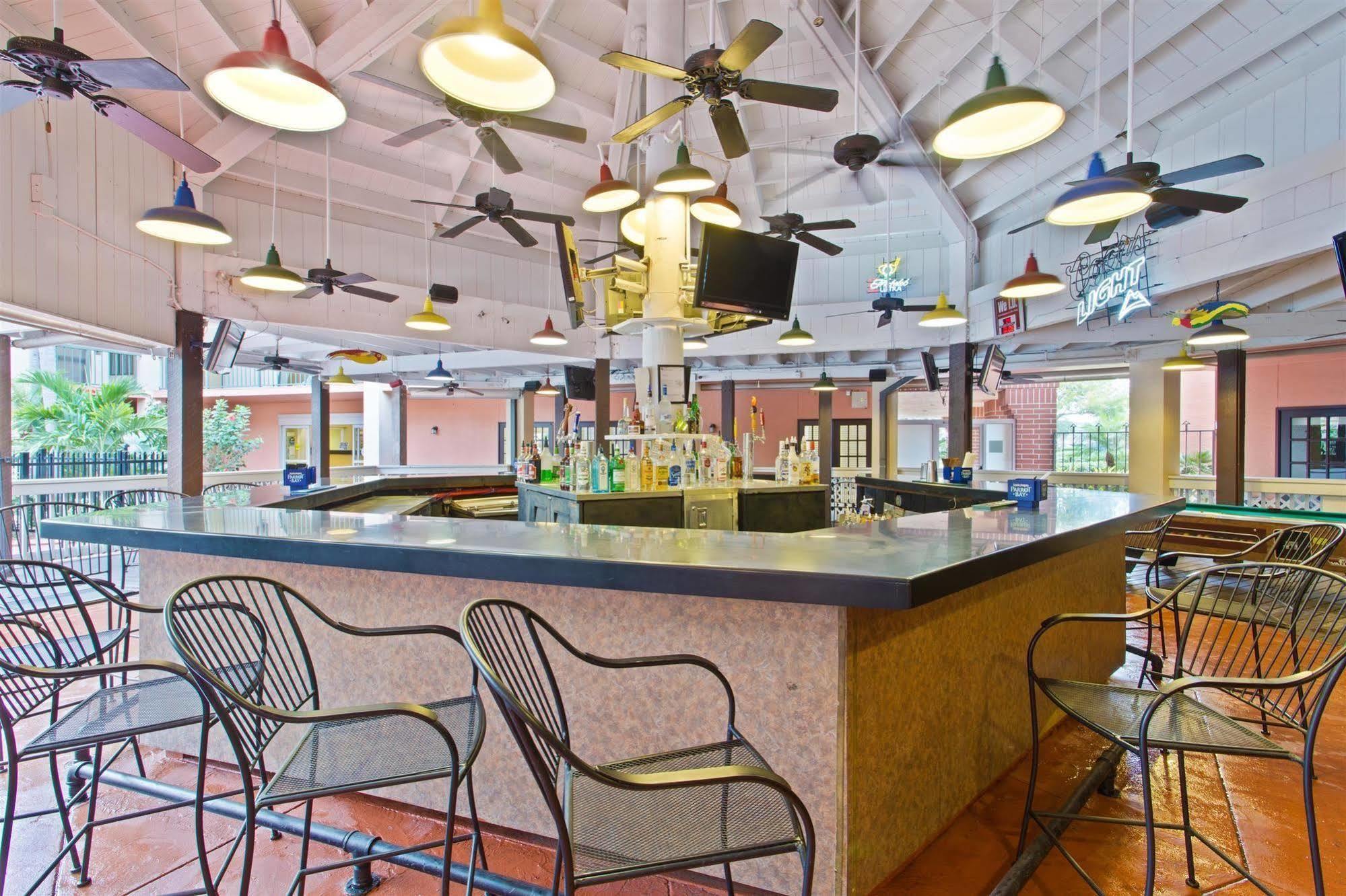 Baymont By Wyndham Tampa Near Busch Gardens Hotel Bagian luar foto