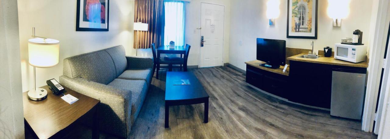 Baymont By Wyndham Tampa Near Busch Gardens Hotel Bagian luar foto