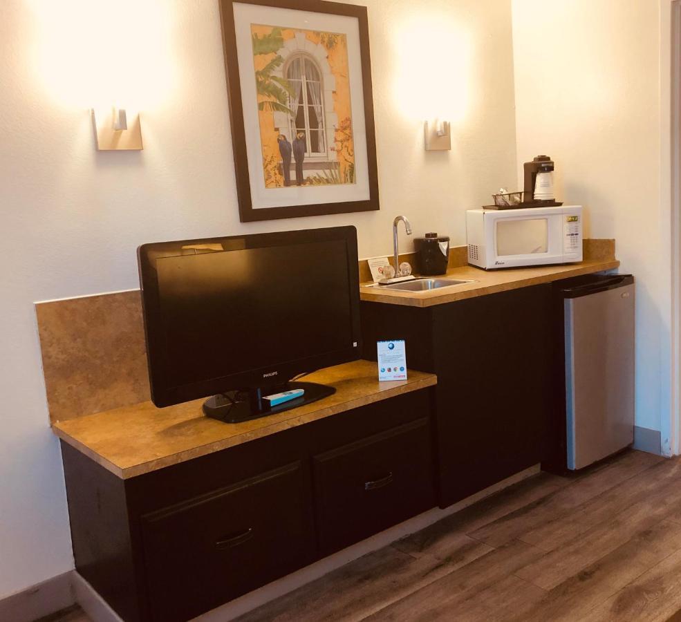 Baymont By Wyndham Tampa Near Busch Gardens Hotel Bagian luar foto